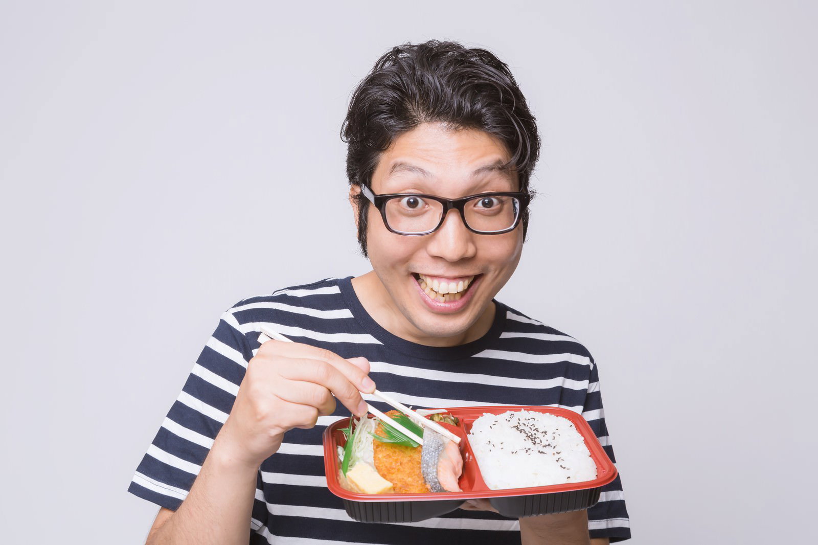 弁当を前に笑顔で喜ぶ眼鏡をかけた男性［モデル：紳さん］