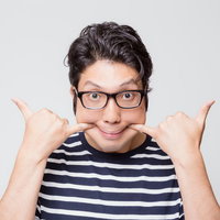 両手で親指を立ててグッドポーズの眼鏡の男性の写真