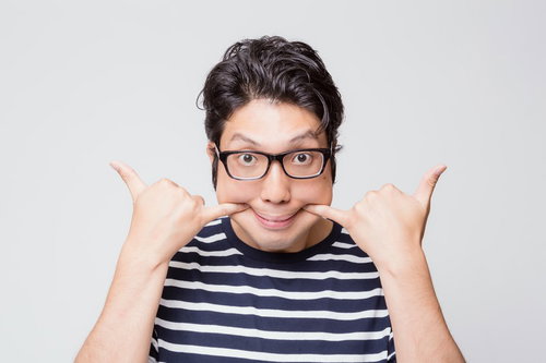 両手で親指を立ててグッドポーズの眼鏡の男性