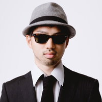 帽子を被った二代目エージェントの正面ショットの写真