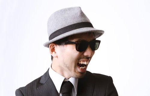 口を開けて咆哮するエージェント