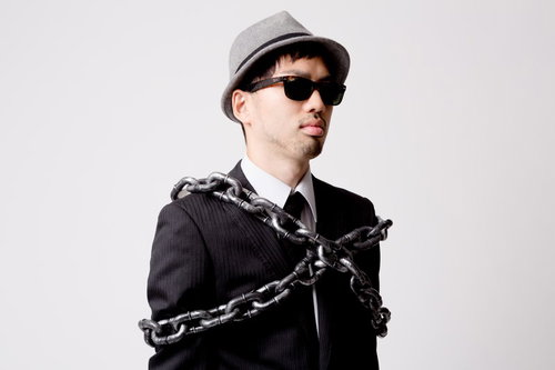 鎖で全身を束縛されるエージェント