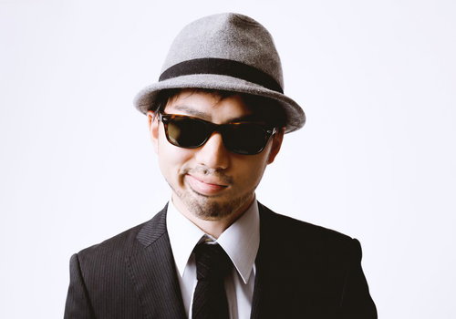 ニヤリと笑う帽子とサングラスのエージェント