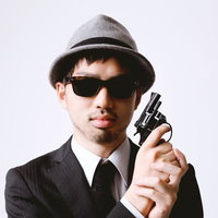 拳銃を顔の横に構えるエージェントの写真