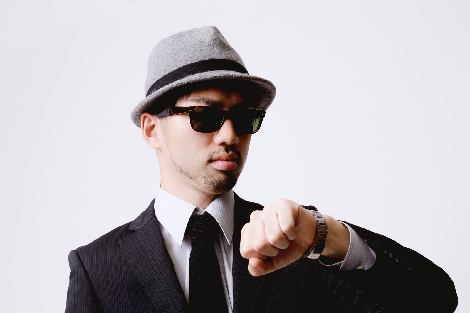 腕時計を見せて人差し指を向けるエージェント［モデル：ひろゆき］