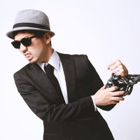 鎖につながれてもがくエージェントの写真