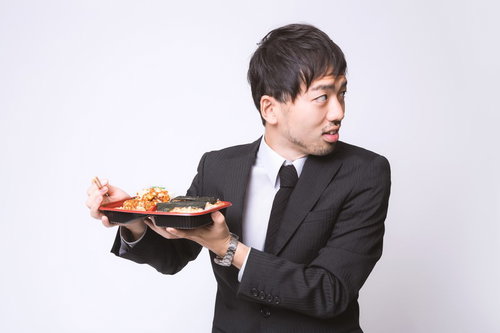 「これは俺の分だから」と弁当を隠すサラリーマン