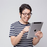 初めてiPadを使う男性の様子の写真