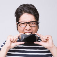 スマホを噛むストレス顔の男性の写真