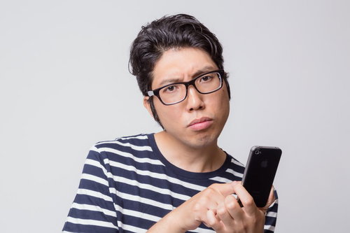 アプリの使い方がわからなくて困惑する男性
