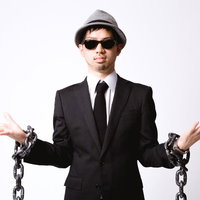 鎖から解放され両手を広げるエージェントの写真