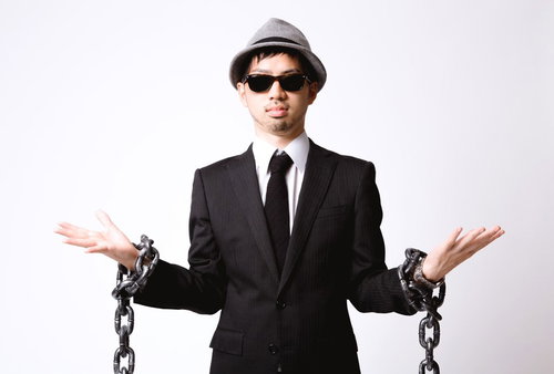 鎖から解放され両手を広げるエージェント