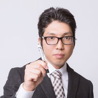 ペンを持つスーツ姿のサラリーマンの写真