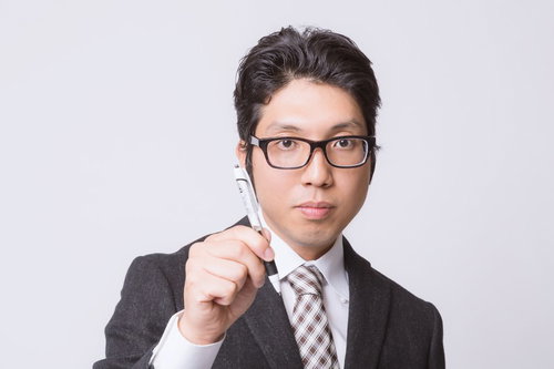 ペンを持つスーツ姿のサラリーマン