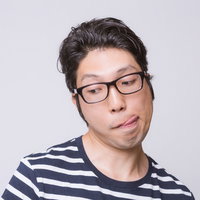 てへぺろ顔の眼鏡の男性の写真