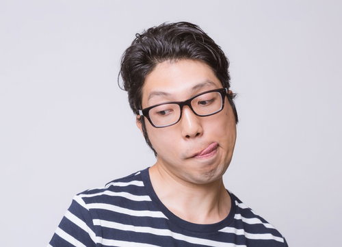 てへぺろ顔の眼鏡の男性