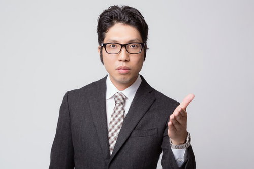 「こちらの商品はいかがでしょうか？」っと提案する営業マン