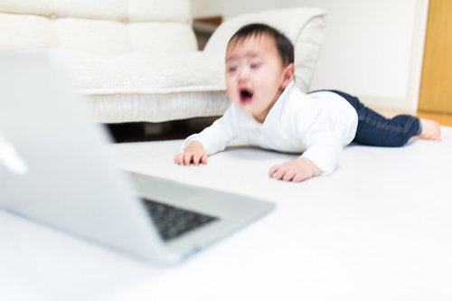 「アンタ、これでもピント合わせられるかい？」と挑発するベイビー