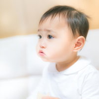 口いっぱいにモグモグ（赤ちゃん）の写真