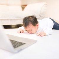 強制再起動によりデータが消失して泣き叫ぶ赤ちゃんの写真