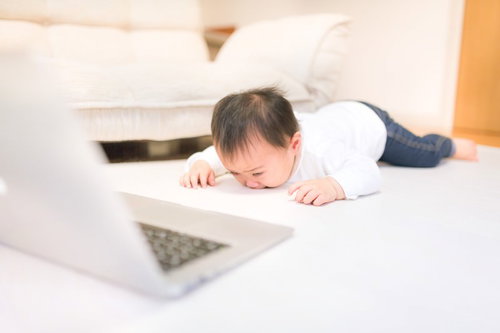 強制再起動によりデータが消失して泣き叫ぶ赤ちゃん