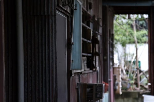 窓や外壁が傷んだボロボロのアパート