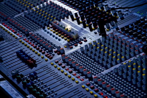 ステンレスの大きなボウルが付いた業務用大型ミキサー