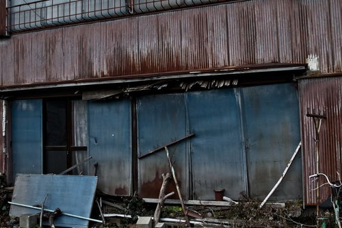 壁が崩れ始めた朽ちたアパートの外観