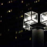 夜のオフィス街を照らす四角い街灯の写真