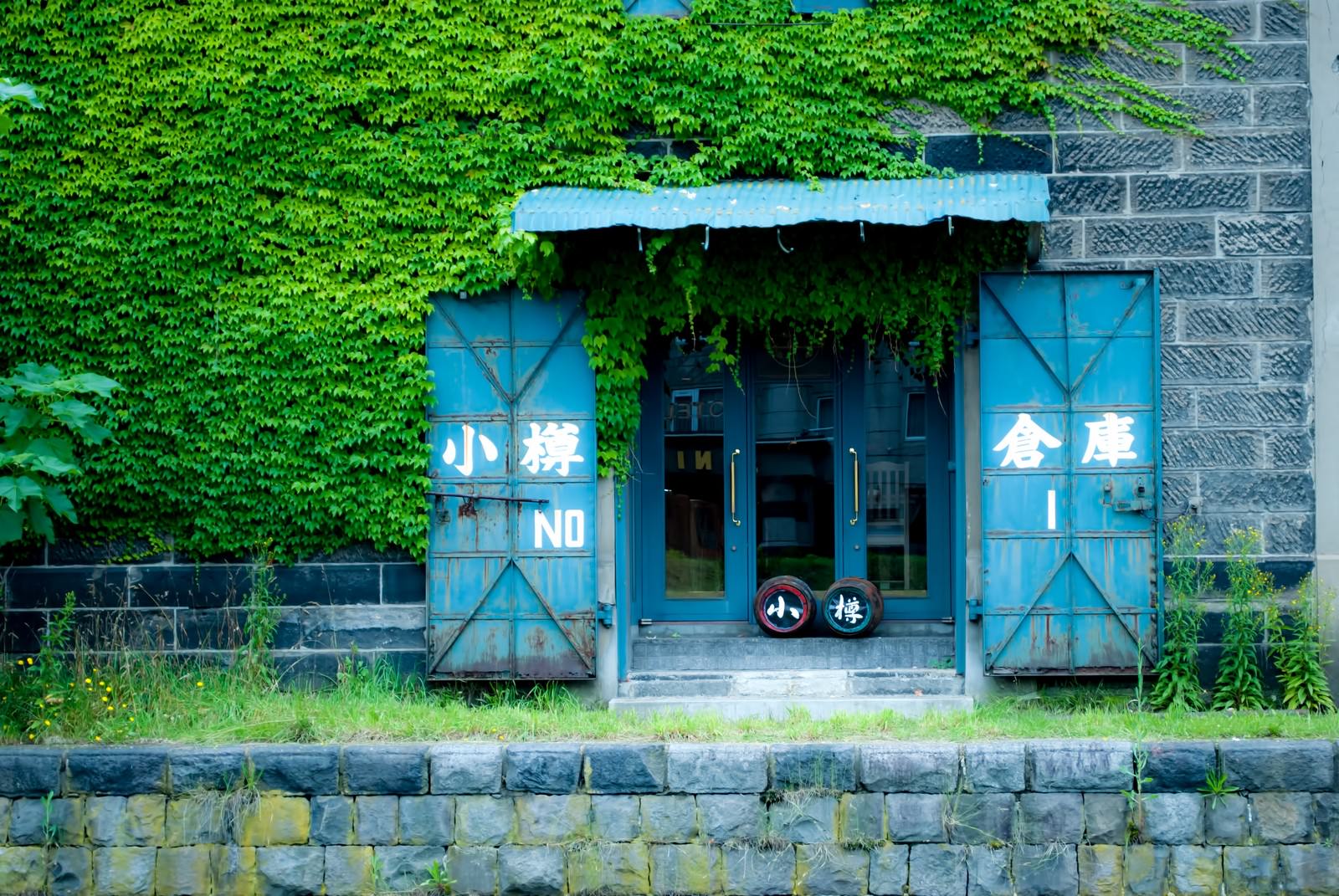 運河沿いの小樽の石造り倉庫