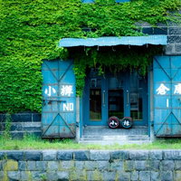 運河沿いに建つ石造りの小樽の倉庫の写真