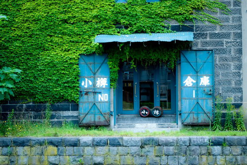 運河沿いに建つ石造りの小樽の倉庫