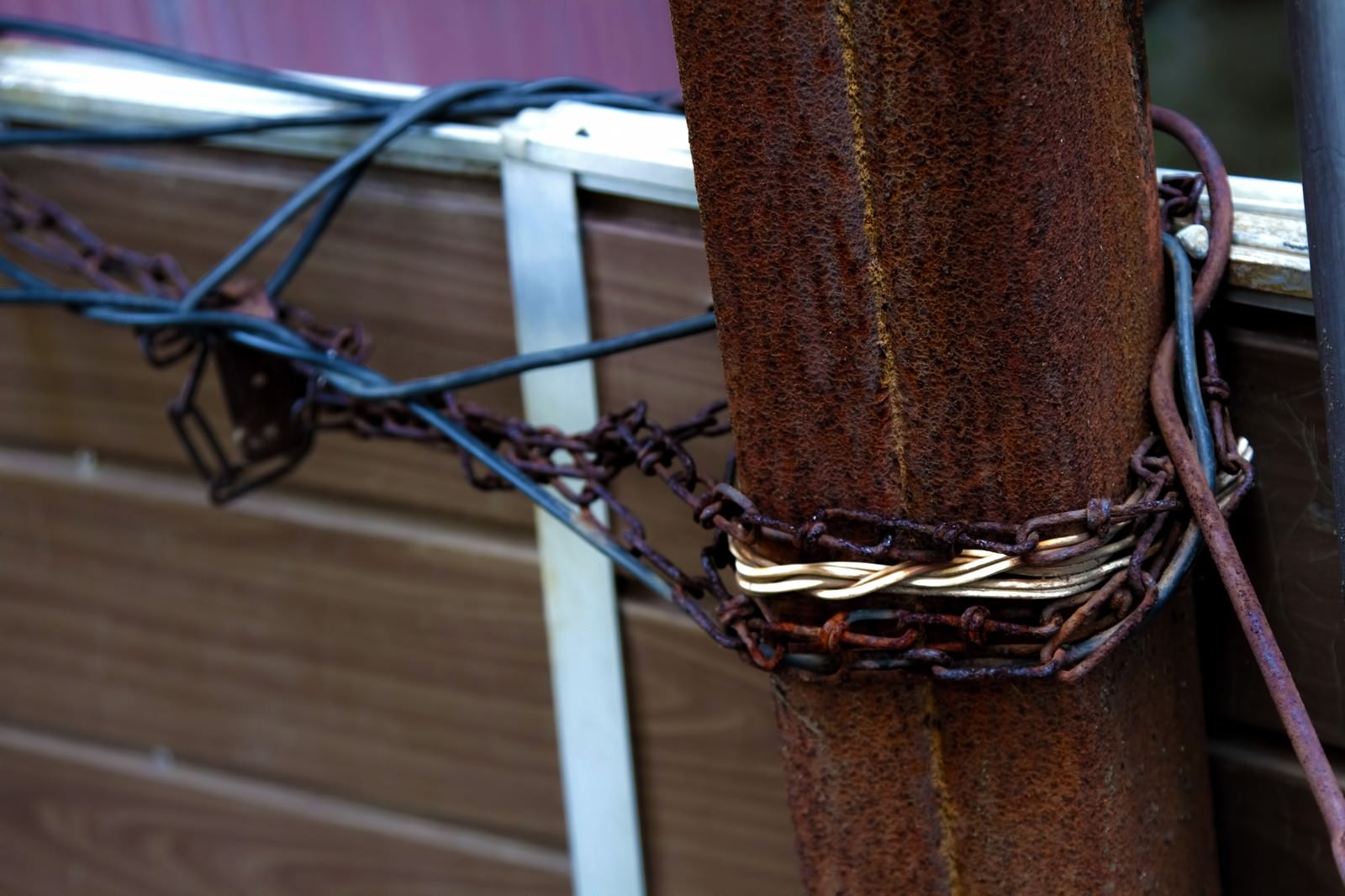 鎖がぐるぐる巻かれた進入禁止