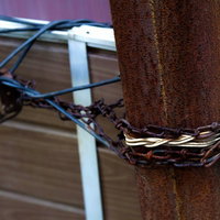 鎖がぐるぐる巻かれて封鎖された進入禁止場所の写真