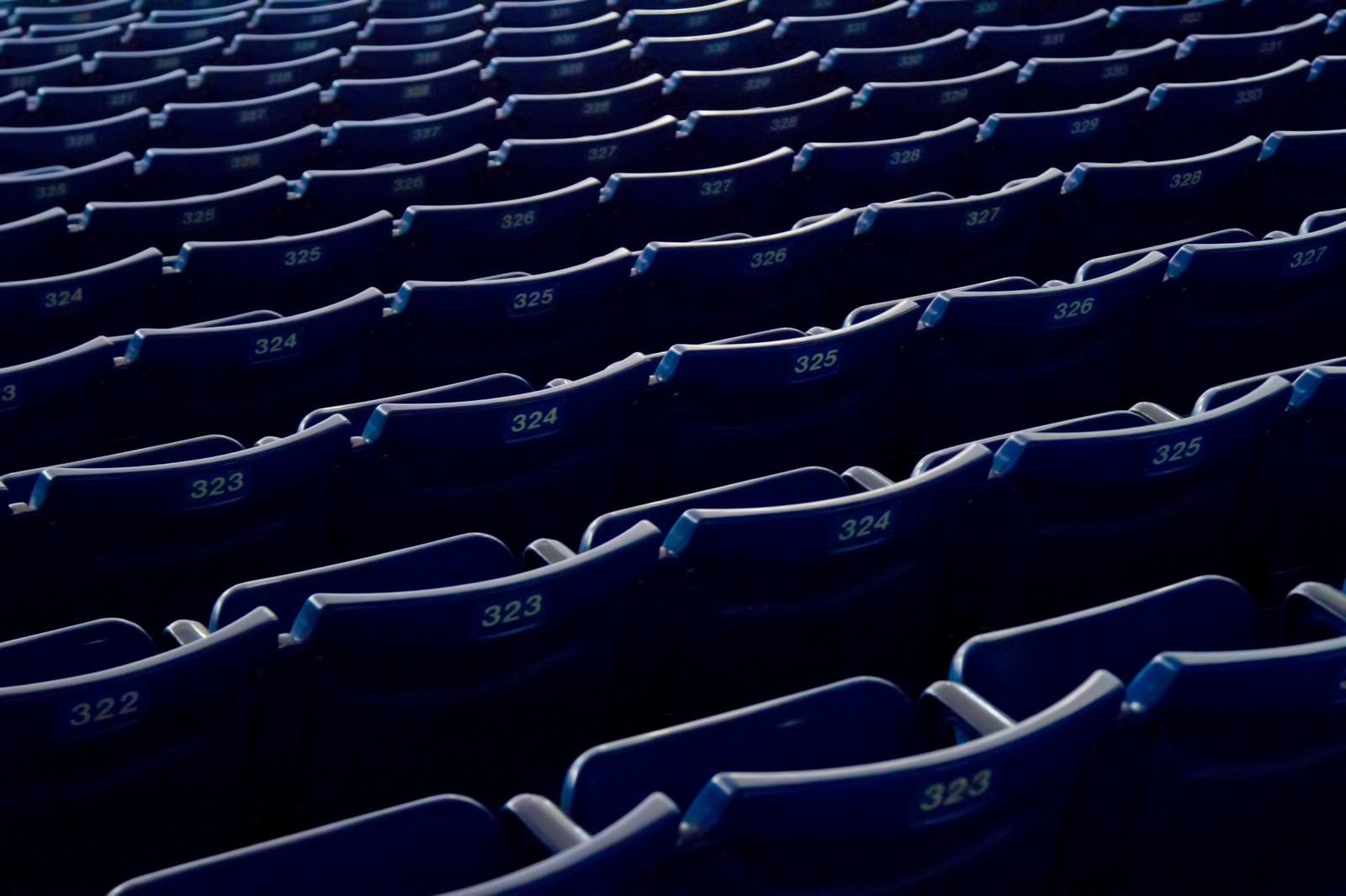 整然と並ぶスタジアムのベンチ