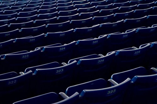 等間隔に整然と並ぶスタジアムのベンチ