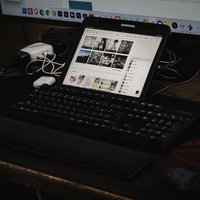 iPadが置かれたPCデスク環境とキーボード・マウス操作空間の写真