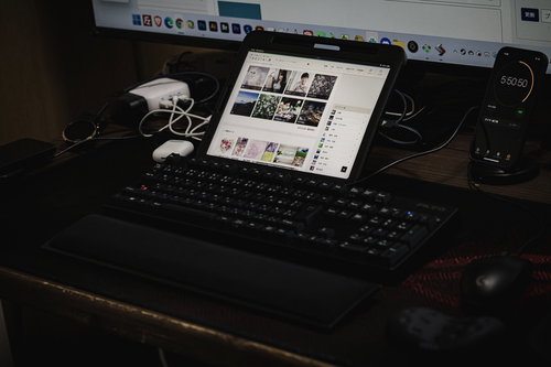 iPadが置かれたPCデスク環境とキーボード・マウス操作空間