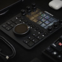 デスク上に設置した「Loupedeck CT」の写真