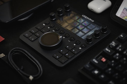 デスク上に設置した「Loupedeck CT」