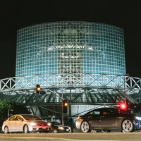 夜間にライトアップされるロサンゼルス・コンベンション・センターの外観の写真