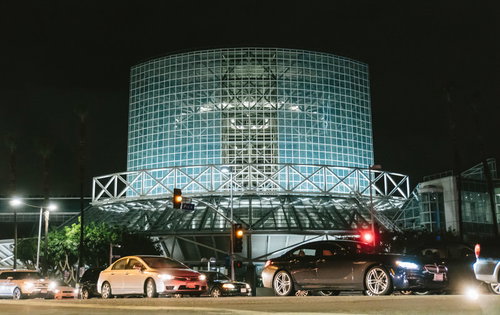 夜間にライトアップされるロサンゼルス・コンベンション・センターの外観