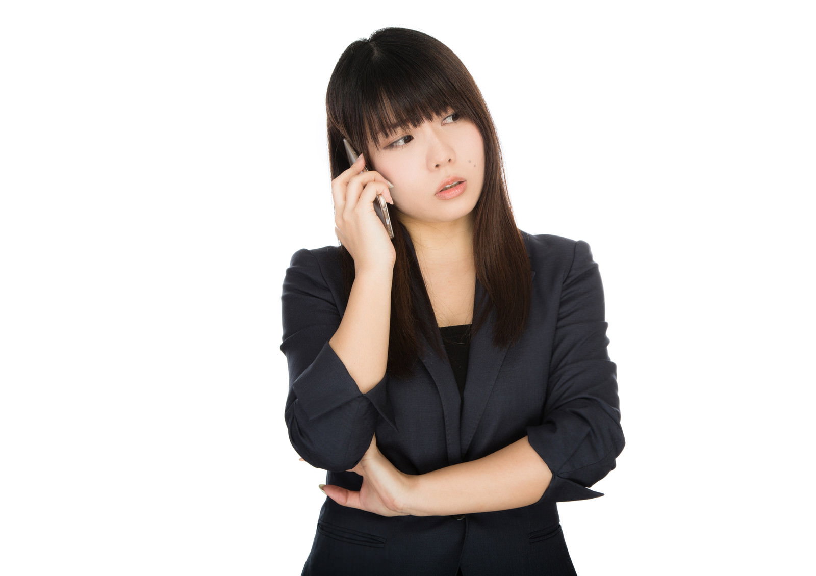 黒いスーツの女性が呆れた表情でスマートフォンに通話［モデル：Lala］