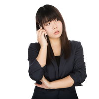 部下の失態に呆れて電話する女性上司のビジネスシーンの写真