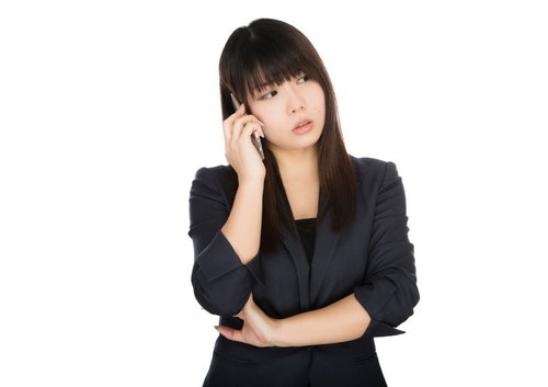部下の失態に呆れて電話する女性上司のビジネスシーン