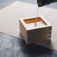 木製の升に注がれる日本酒のの写真