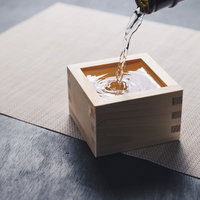 木製の升に徳利から注ぐ日本酒のの写真