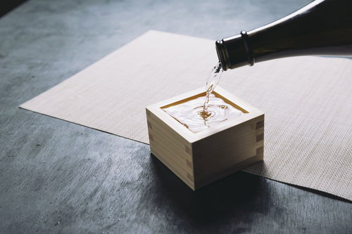 升いっぱいに注ぐ透明な日本酒