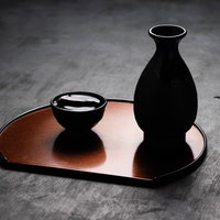 黒く浮かび上がる徳利とお猪口のシルエットの写真