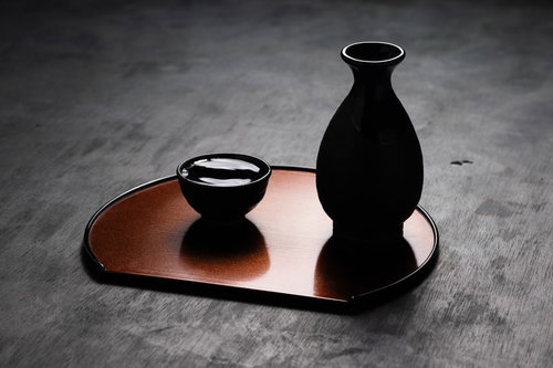 黒く浮かび上がる徳利とお猪口のシルエット